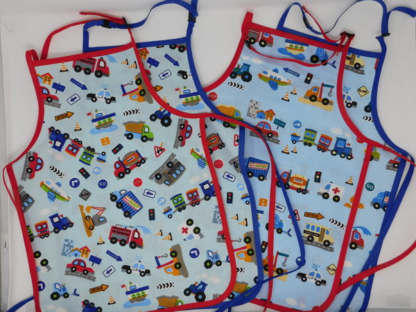 verstellbare Kinderschürze Fahrzeuge auch mit einer Brusttasche rot / blau