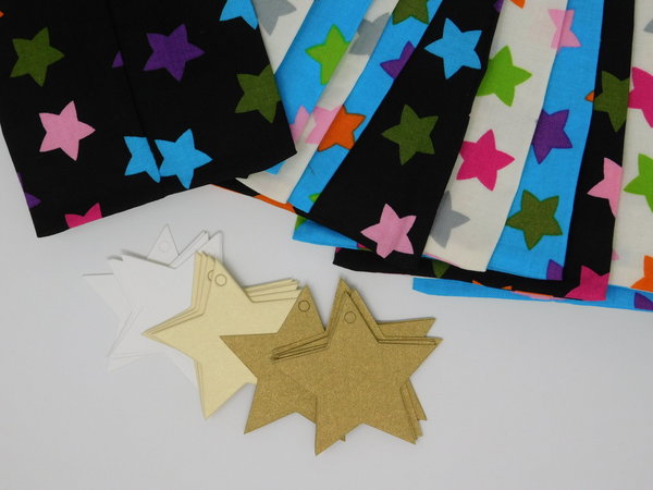 Adventskalender - 24 Säckchen bunte Sterne a ca. 9,5 x 15,5cm mit Satinbänder und Anhänger
