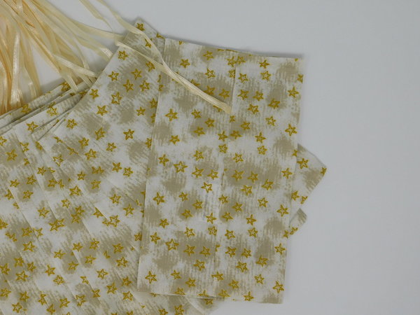 Adventskalender - 24 Säckchen Sterne in creme gold a ca. 9,5 x 15,5cm mit Satinbänder und Anhänger